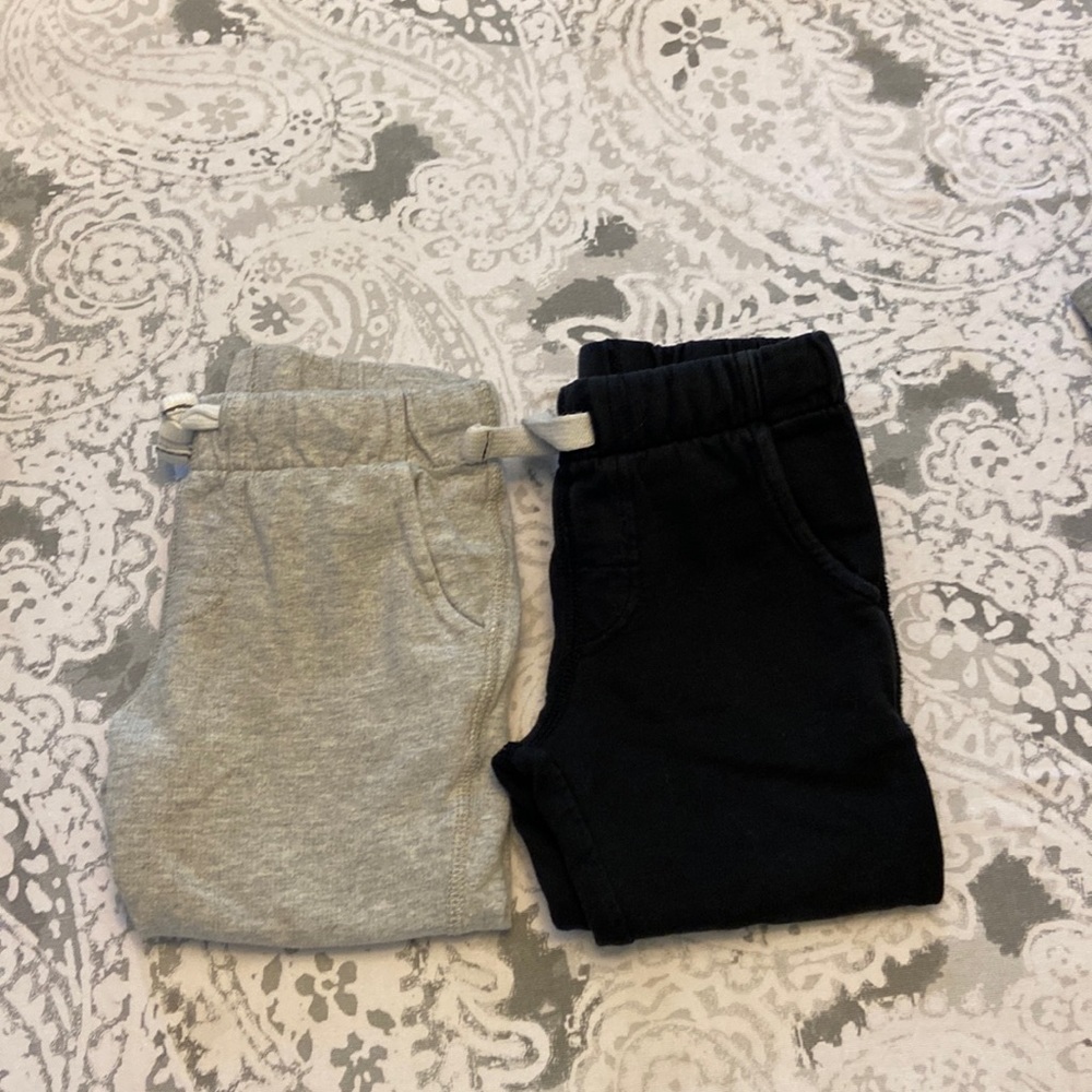 Set of 2 Carter’s cotton joggers in great condition size 2T.